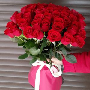 величезний букет з 51 троянди червоного кольору - кращий спосіб виразити свою любов