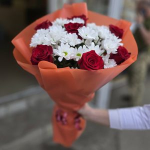 білі хризантеми та червоні рози в Буковелі фото букета
