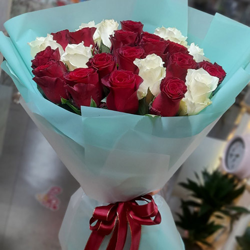 букет на свято з червоних та білих троянд фото