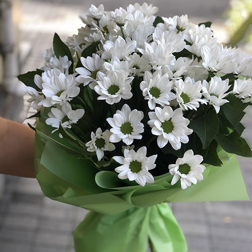 букет с белыми ромашковыми хризантемами фото