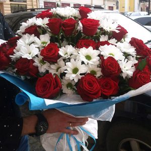 білі хризантеми та червоні троянди в Буковелі фото