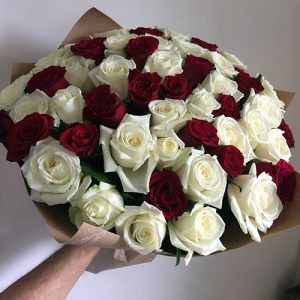 букет 51 троянда червона та біла