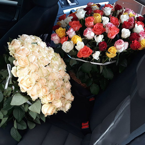 Букет цветов в машине (44 фото)