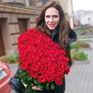 Великий букет червоних троянд у Буковелі фото