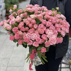 33 рожеві піоноподібні троянди фото букета